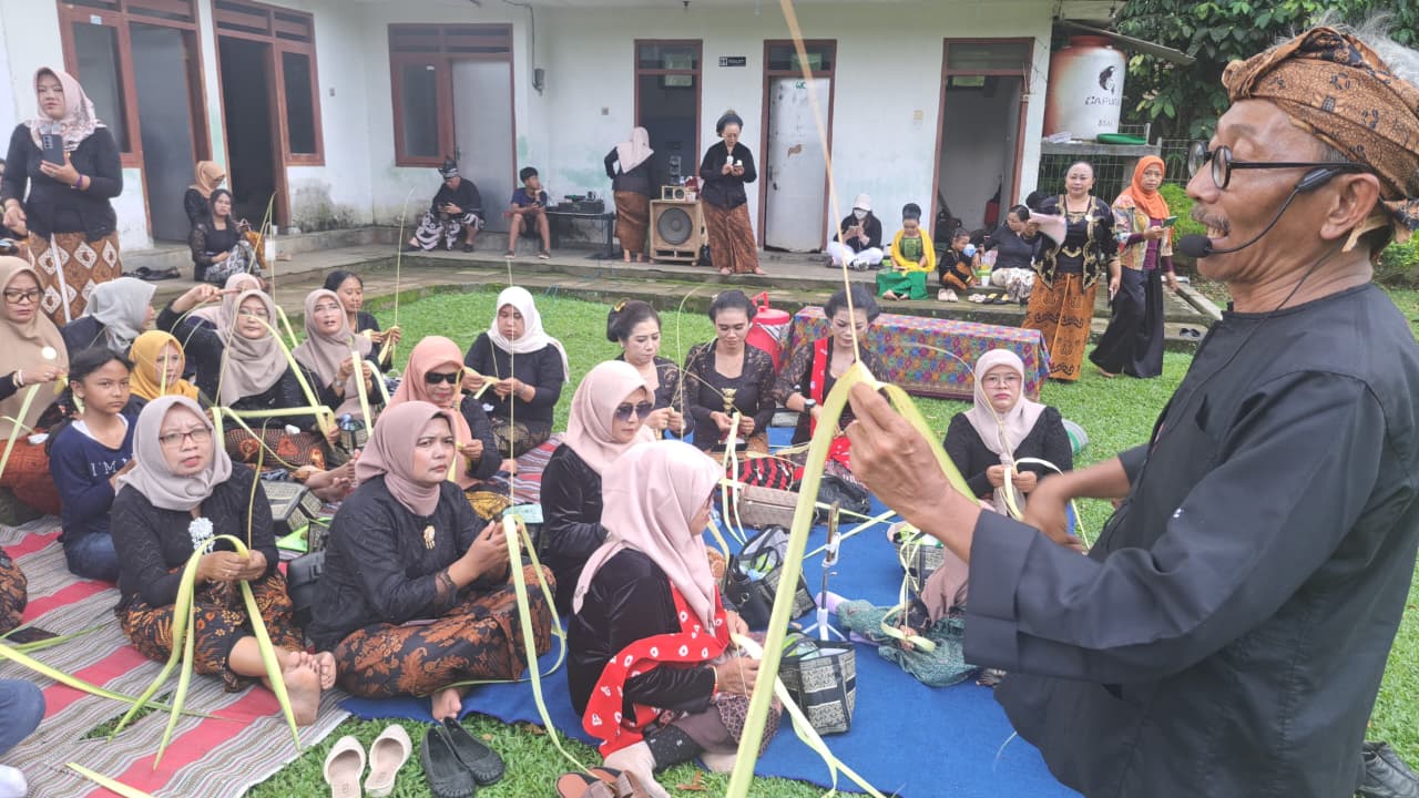 Hari Kartini di Candi Kidal