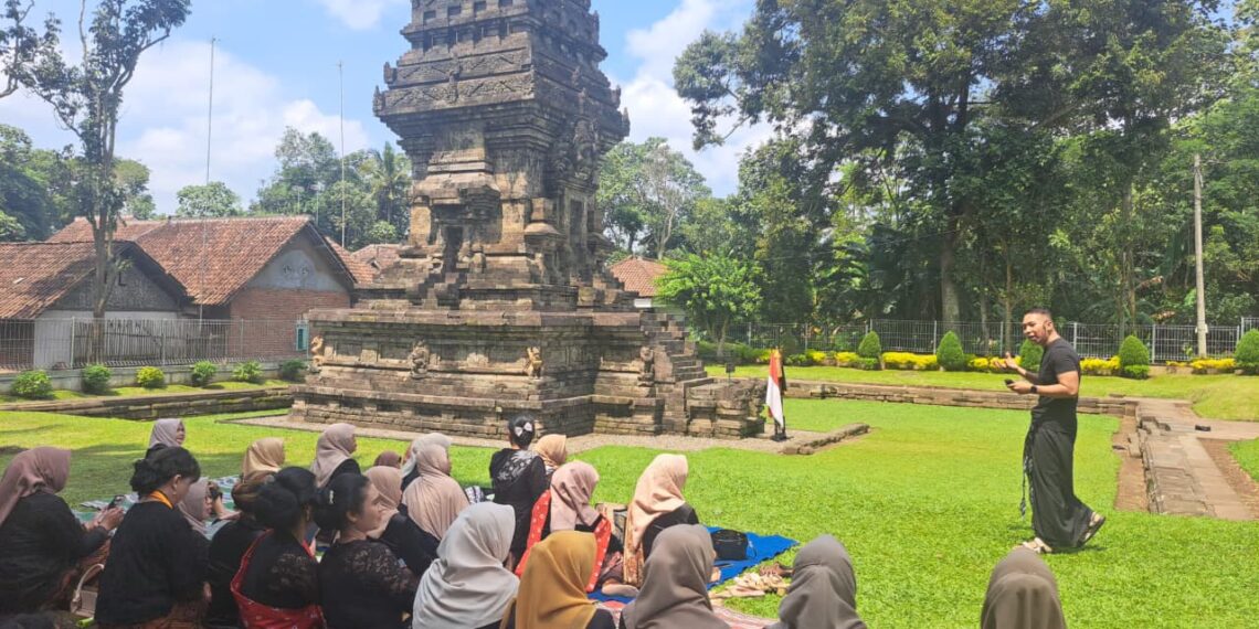 Hari Kartini di Candi Kidal
