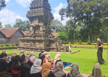 Hari Kartini di Candi Kidal