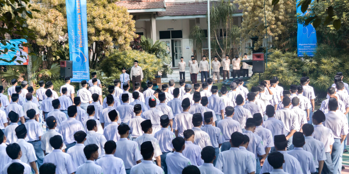 Upacara hardiknas di SMA An Nur Malang