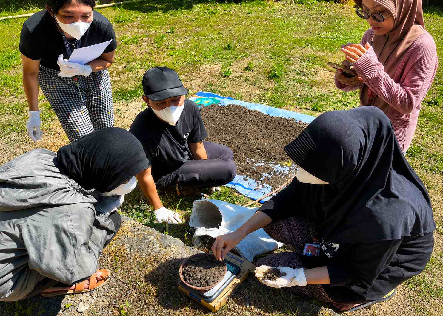 Foto Kegiatan Mahasiswa UTM dan UGM Ciptakan Pupuk Kompos KOMPASTA