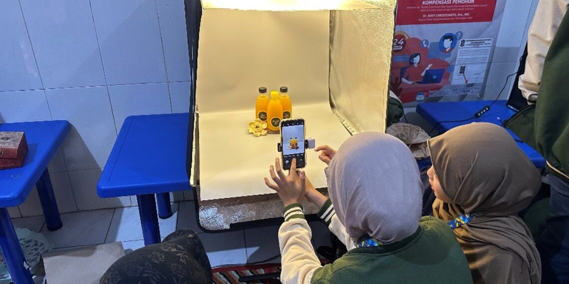 Proker Mahasiswa KKN Kelompok 10 UPN Veteran Jatim Pelatihan Fotografi Produk UMKM