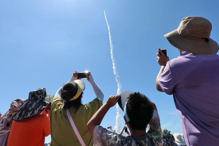 Warga sekitar Haiyang, Shandong Province, China sedang melihat peluncuruan roket yang membawa satelit AI China. (Sumber: Xinhua)