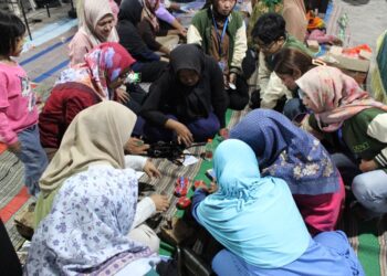 Mahasiswa KKN Kelompok 10 UPN Jatim Sulap Minyak Jelantah Menjadi Lilin Aromaterapi