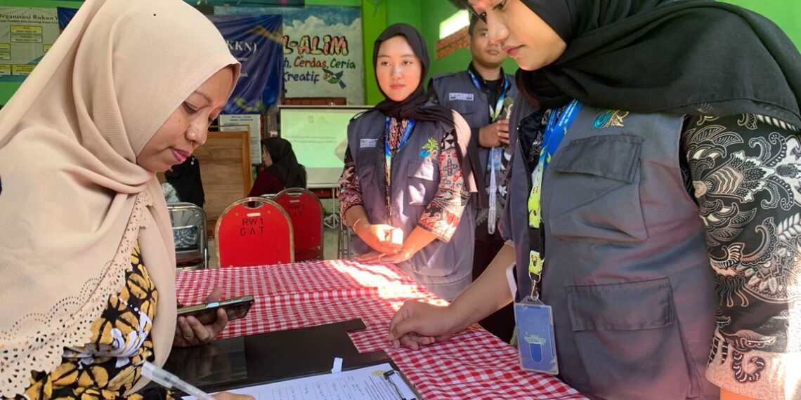 Mahasiswa KKN Kelompok 13 UPN Veteran Jatim UMKM Gunung Anyar Tambak