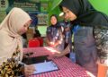 Mahasiswa KKN Kelompok 13 UPN Veteran Jatim UMKM Gunung Anyar Tambak