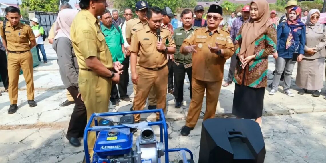 Bupati Blitar bersama dengan jajaran pemerintahan terkait sedang mempresentasikan mesin pertanian. (Sumber: Pemkab Blitar)