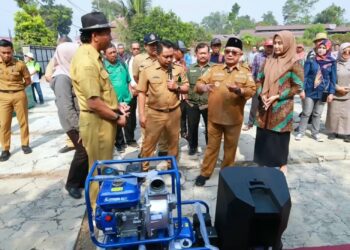 Bupati Blitar bersama dengan jajaran pemerintahan terkait sedang mempresentasikan mesin pertanian. (Sumber: Pemkab Blitar)