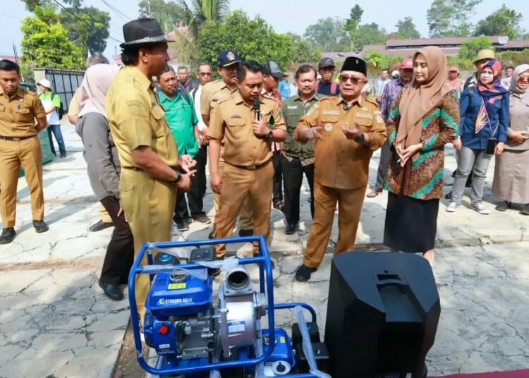 Bupati Blitar bersama dengan jajaran pemerintahan terkait sedang mempresentasikan mesin pertanian. (Sumber: Pemkab Blitar)