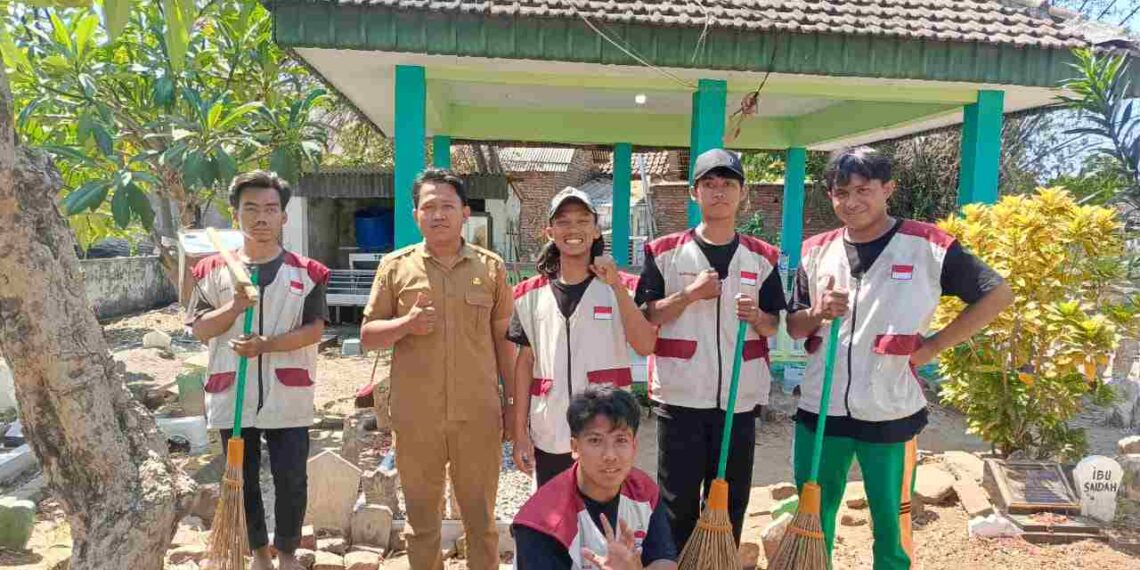 Sinergi KKN Al-Khoziny 2026 dan Warga Desa Sentul: Hidupkan Tradisi Melalui Resik Makam Leluhur
