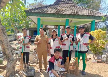 Sinergi KKN Al-Khoziny 2026 dan Warga Desa Sentul: Hidupkan Tradisi Melalui Resik Makam Leluhur
