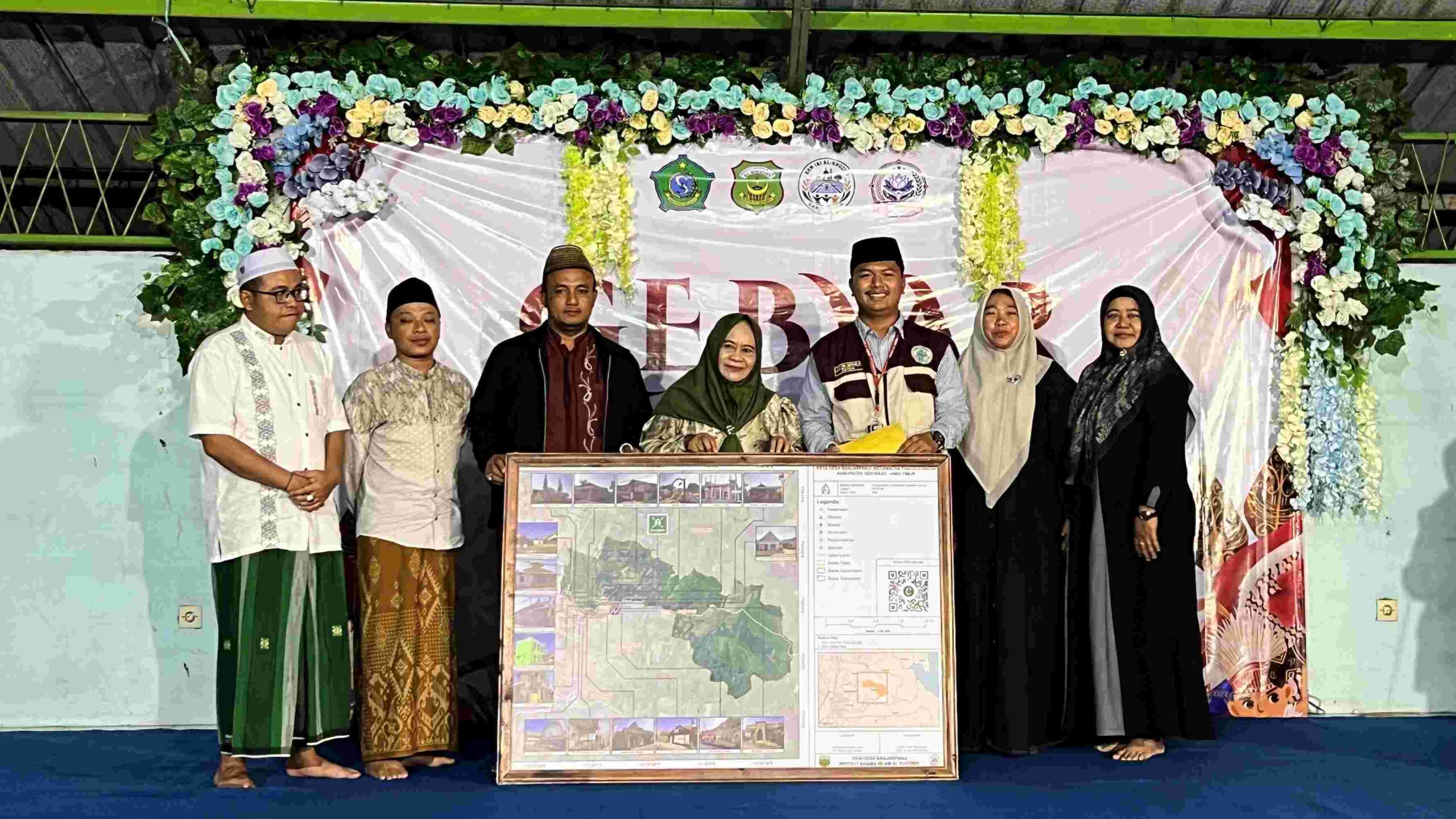 (penyerahan hasil program KKN/pengabdian masyarakat di atas panggung Peta Desa/Wilayah yang dilengkapi dengan foto-foto dokumentasi titik lokasi, legenda, dan kode QR (QR code). Foto dok.)